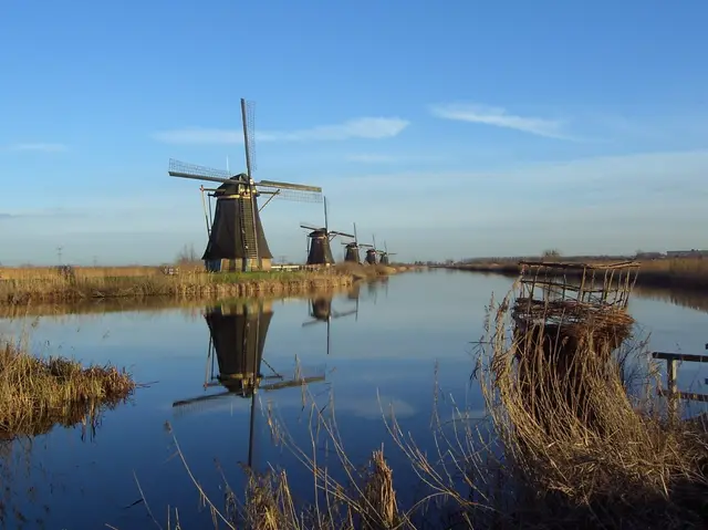 Kinderdijk: windmills, water management and a realistic walking route, travel inspiration