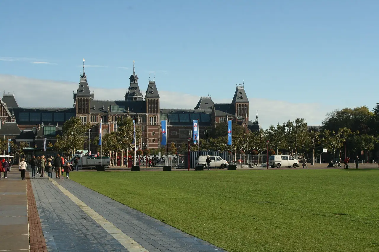 Les tours jumelles et la façade en brique du Rijksmuseum vus à travers Museumplein à Amsterdam