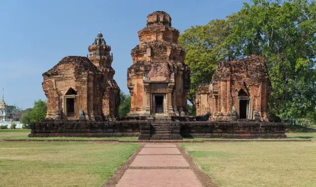 Prasat Sikhoraphum: lintels and a focused Khmer sanctuary visit, travel inspiration