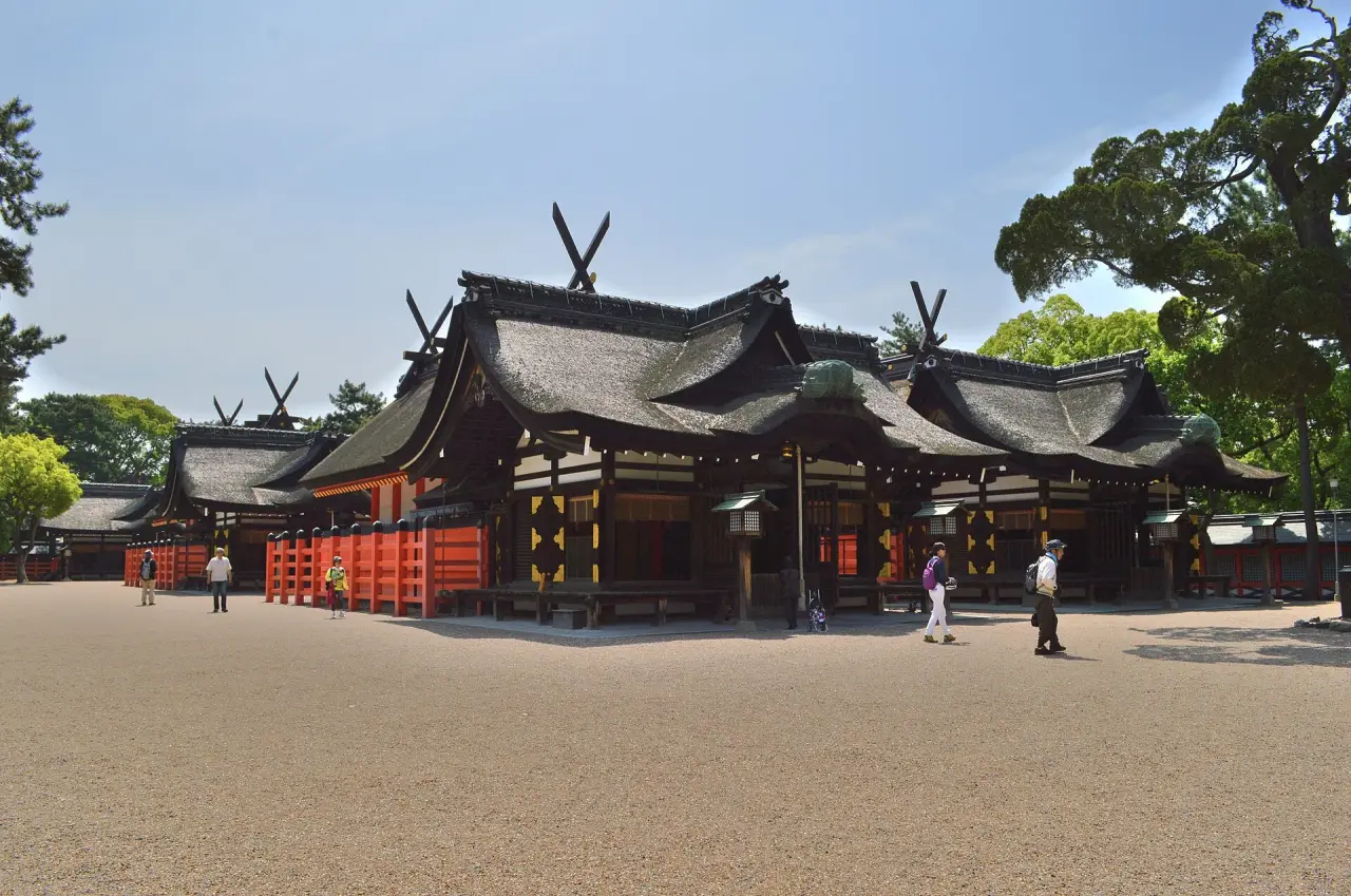 Gebäude aus dem roten und dunklen Holzschutzgebiet in Sumiyoshi Taishas sonnigem Innenhof in Osaka