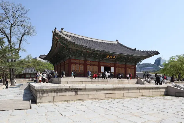 Seoul Deoksugung: palace courts, stone walls and modern history, travel inspiration