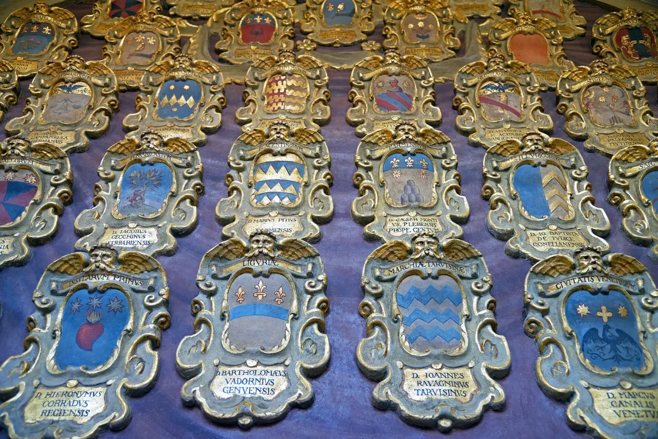 Escudos azules y dorados en una pared del Archiginnasio de Bologna
