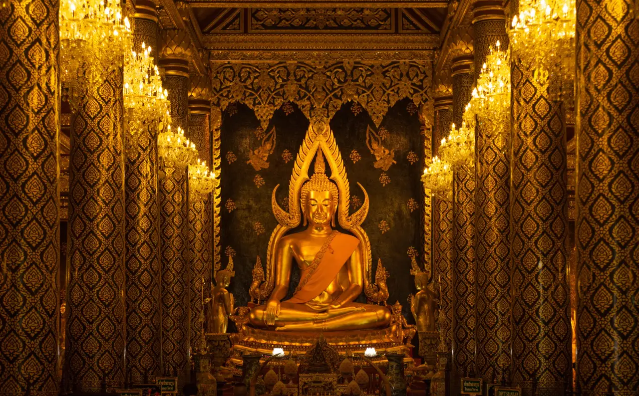 La Phra Buddha Chinnarat de oro se encuentra dentro de la ornamentada sala del templo en Phitsanulok