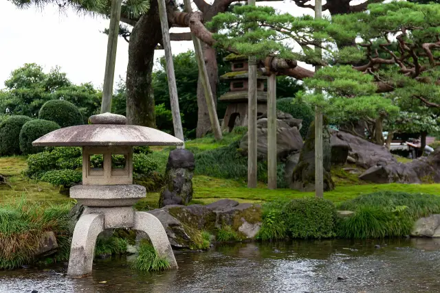 Kanazawa Kenrokuen: pond routes, seasonal views and the castle edge, travel inspiration