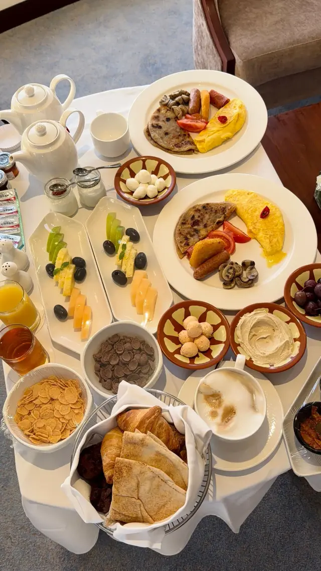 Confirm hotel breakfast arrangements for early tour departures