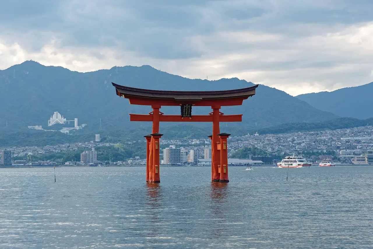 Itsukushima Le tori de vermillon du sanctuaire debout dans l'eau au large de Miyajima.