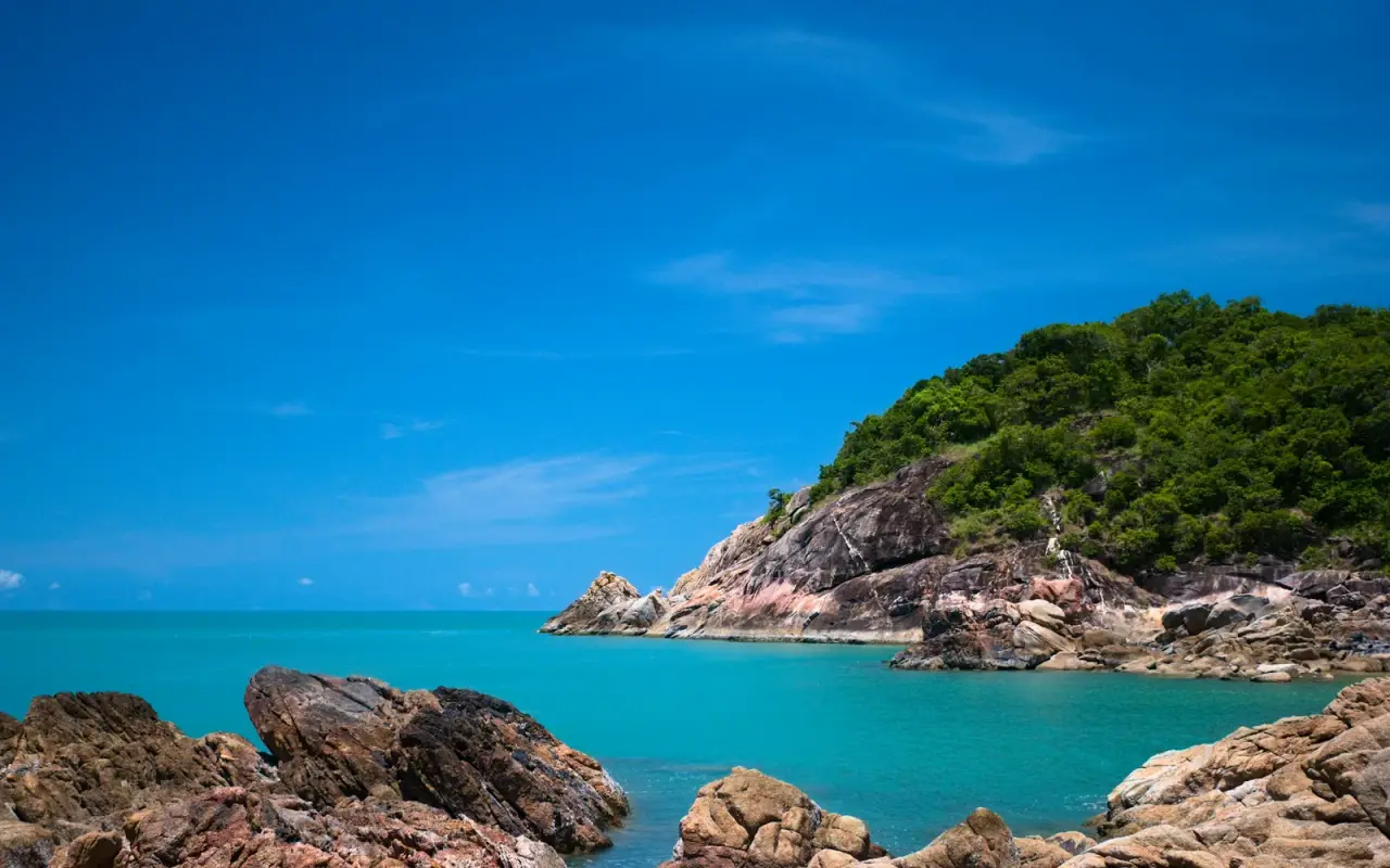 Clear water, granite rocks and a palm-covered coast on Koh Samui