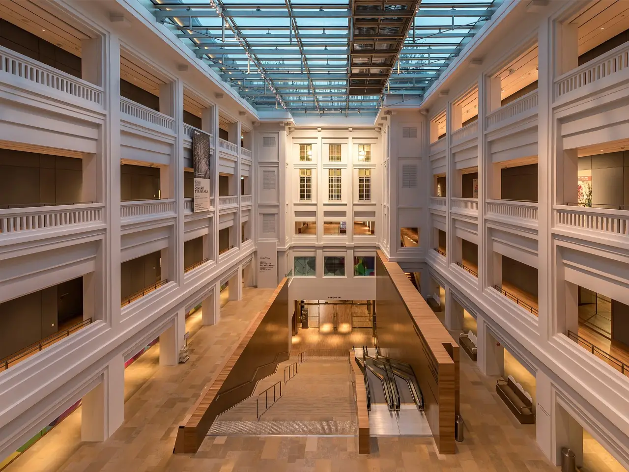 Aurículo brillante y galerías dentro de la Galería Nacional de Singapur bajo su techo de vidrio