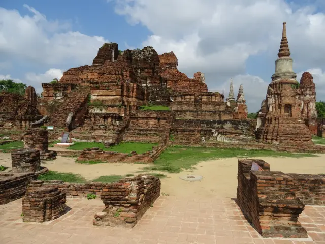 Wat Mahathat in Ayutthaya: beyond the Buddha head in the tree roots, travel inspiration