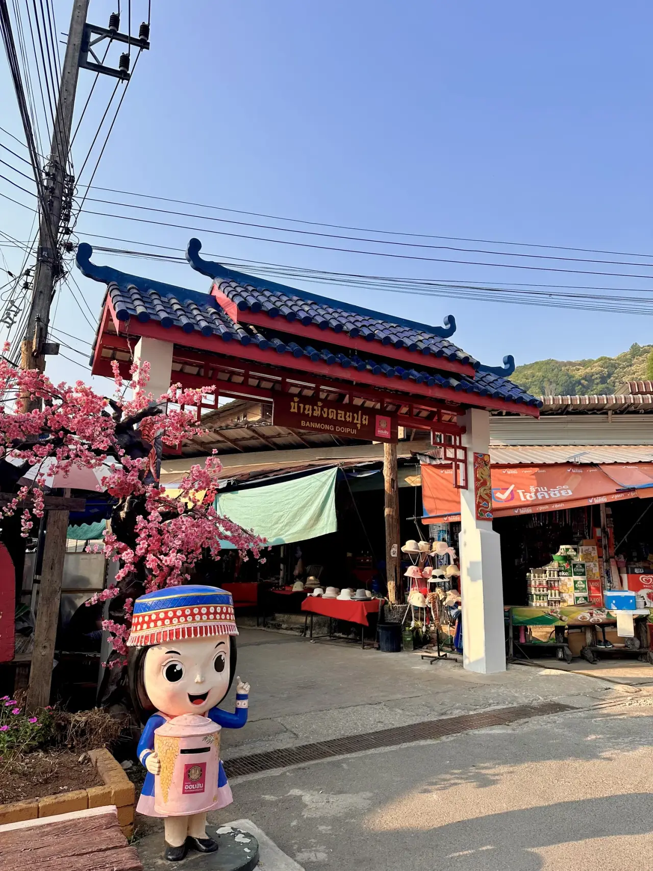 La puerta de entrada de estilo tradicional y las tiendas en Doi Pui Hmong pueblo cerca de Chiang Mai.