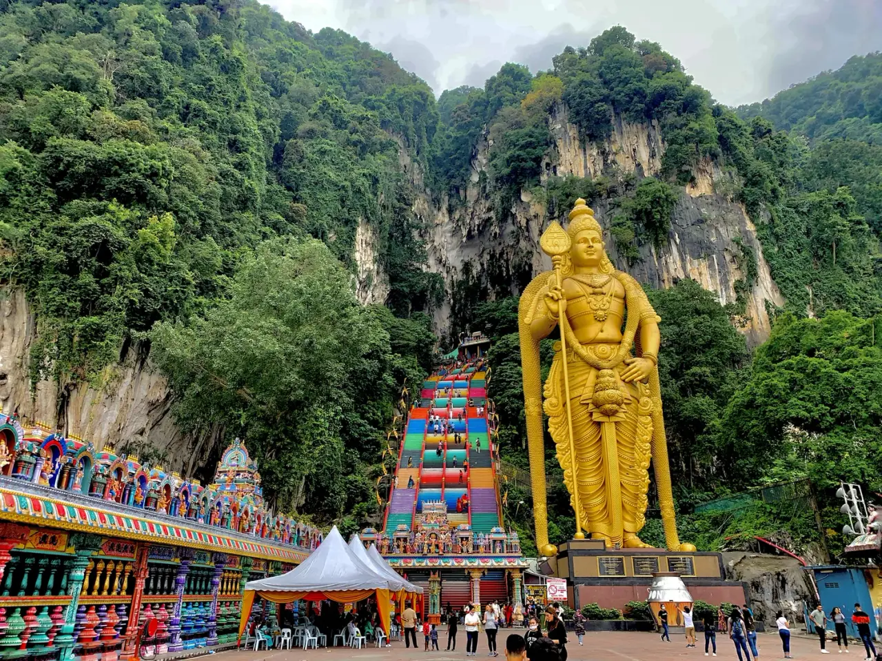 La statue d'or de Murugan et les escaliers colorés à Batu Caves, Malaisie.