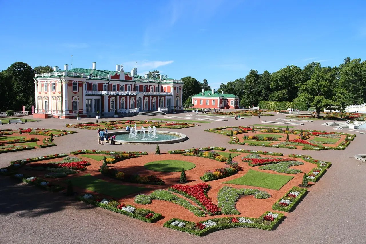 Kadriorg Schloss jenseits der Blumenbeete und formaler Garten in Tallinn