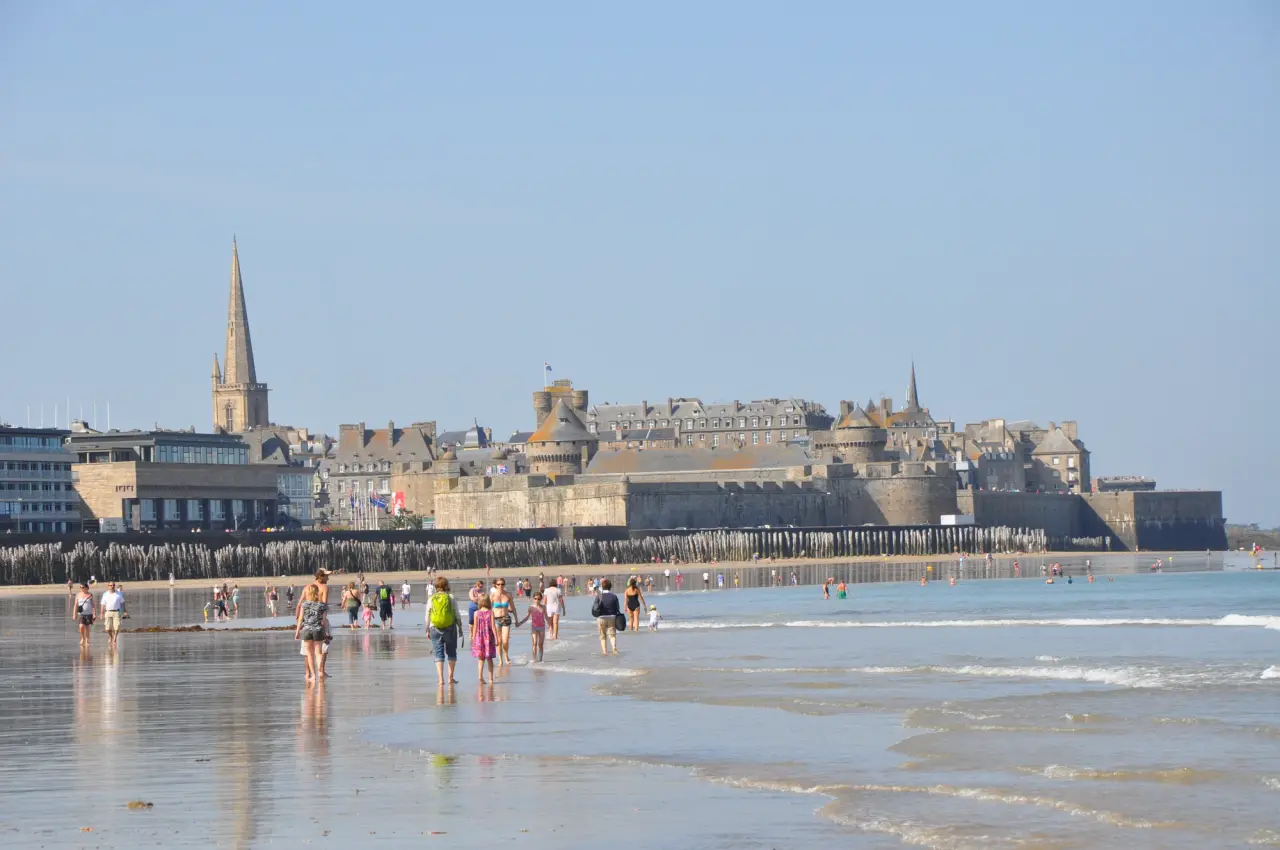 La vieille ville fortifiée de Saint-Malo au-dessus de la plage en plein jour