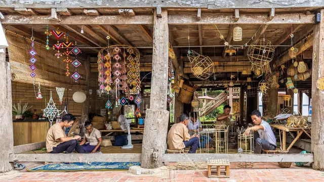 สร้างการสาธิตการทอผ้ารอบ ๆ จังหวะการทํางานของผู้ผลิต