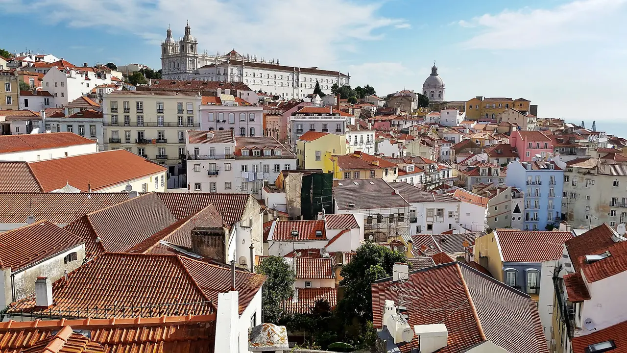 Coloridos tejados y edificios históricos a través de Alfama en Lisboa