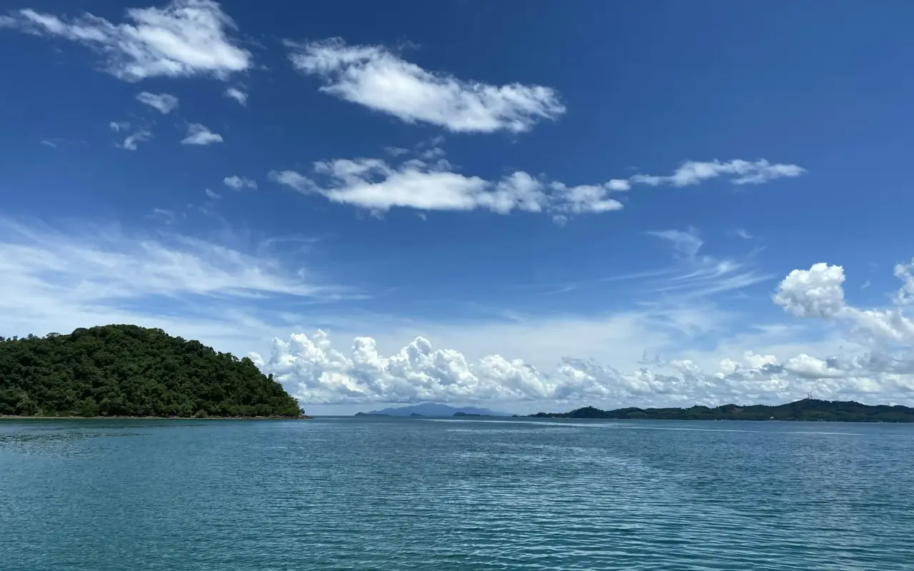 Grüne Inseln und blaues Wasser vor der Küste von Koh Chang