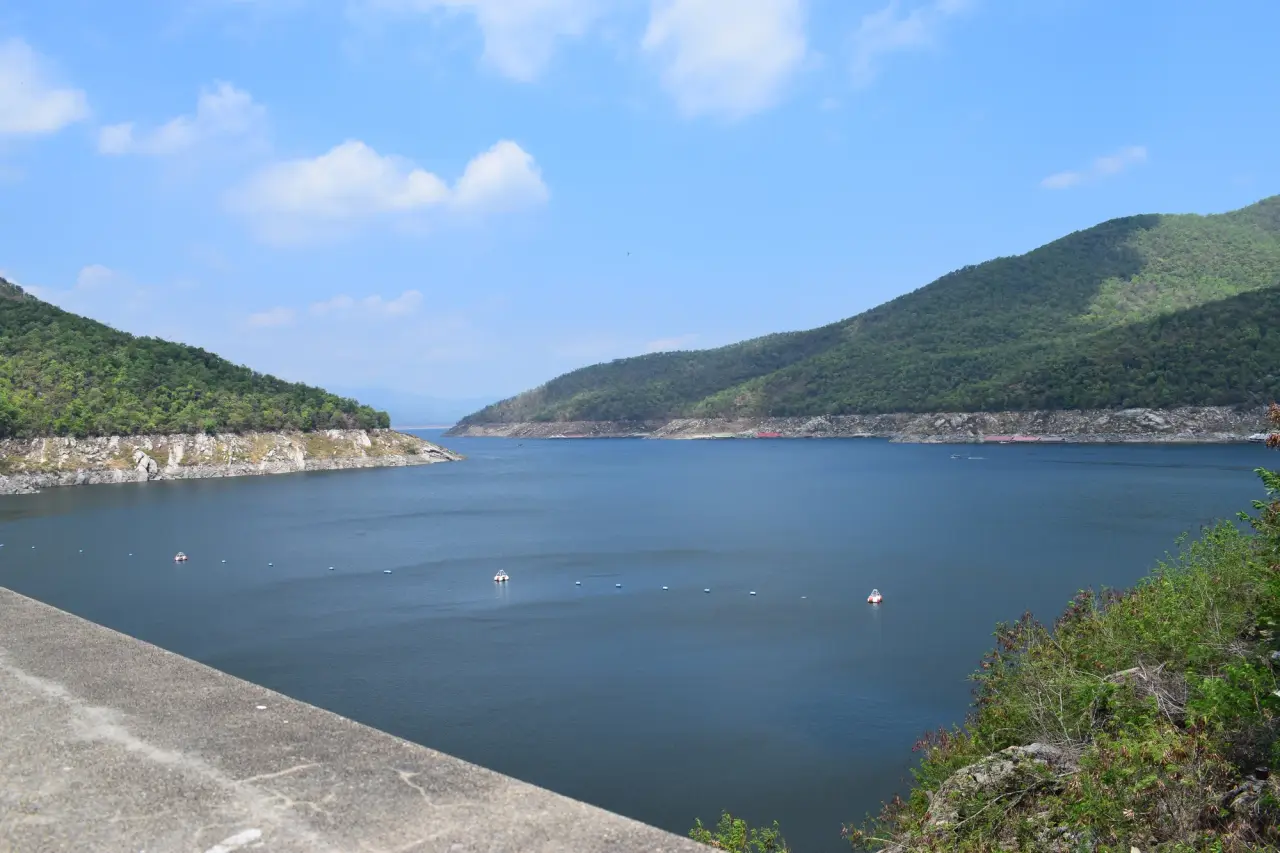 Eau de réservoir bleu entre les collines verdoyantes à Bhumibol Dam en Tak.
