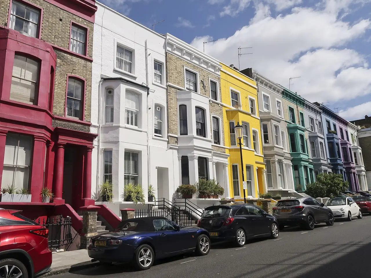 Farbenfrohe Oberhausfassaden an der Lancaster Road in Notting Hill, London.
