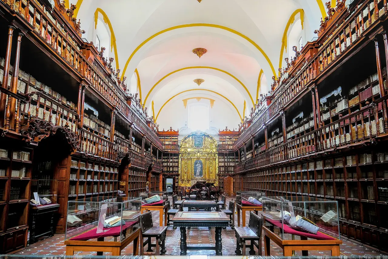 Histórico interior forrado de libros y techo abovedado de la Biblioteca Palafoxiana en Puebla