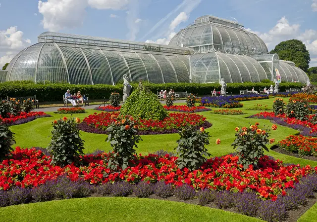 Design a garden visit around living collections and seasonal interest