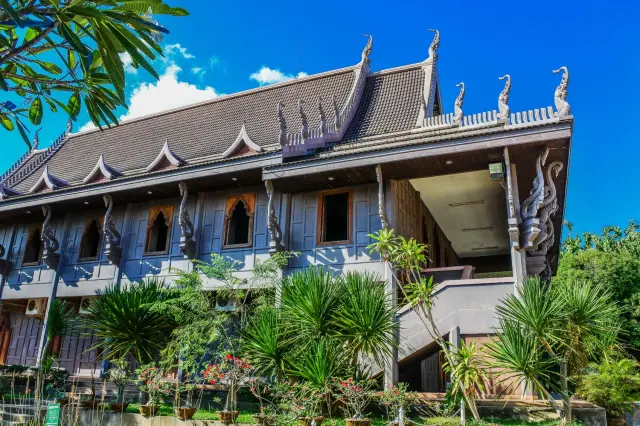 Wat Burapha in Ubon: looking closely at wooden architecture, travel inspiration