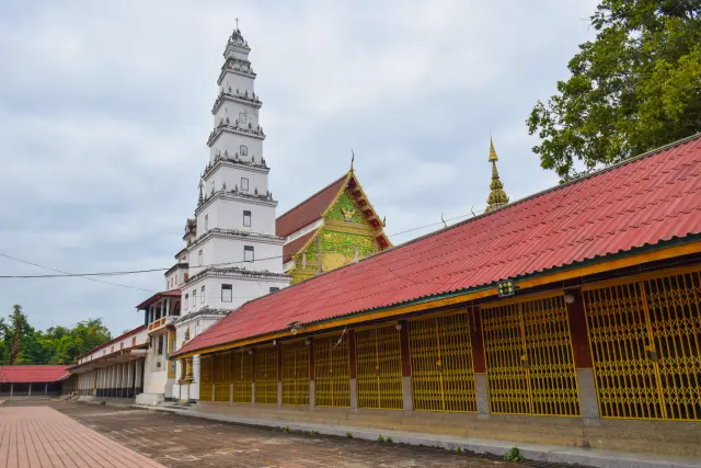 Ban Huai Tom: a Lamphun temple y weaving-community day, travel inspiration