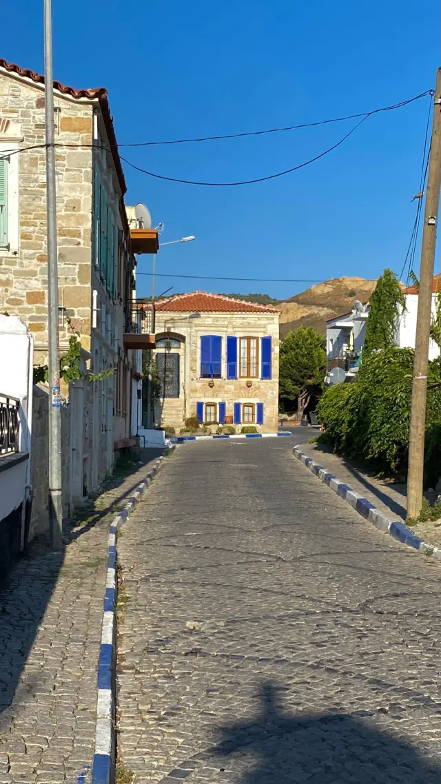 Describe walking tours with measured distances, surfaces and steps