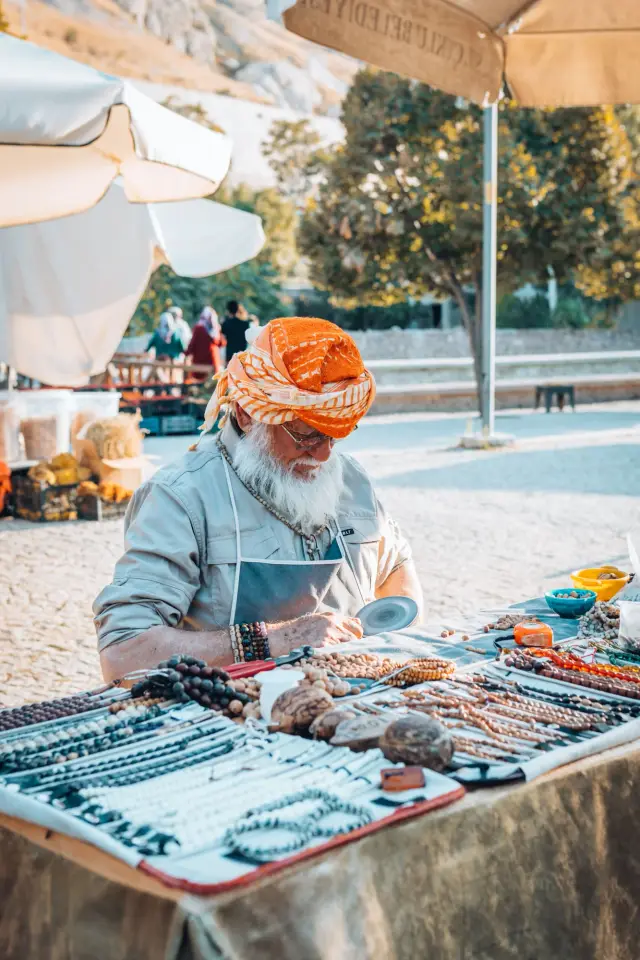 Design a souvenir stop around host consent, browsing freedom and useful craft context