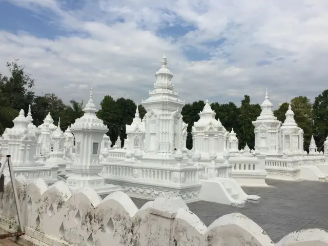 Wat Suan Dok: white memorial stupas and a royal temple visit, travel inspiration