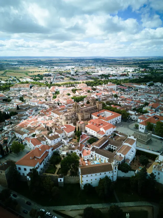 Évora: cathedral, Chapel of Bones and aqueduct streets, travel inspiration