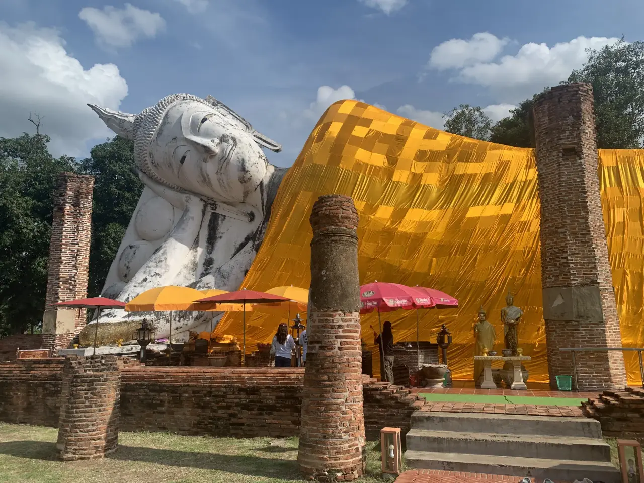 Der weiße liegende Buddha-Kopf und der mit Safran bedeckte Oberkörper bei Wat Khun Inthapramun in Ang Thong.