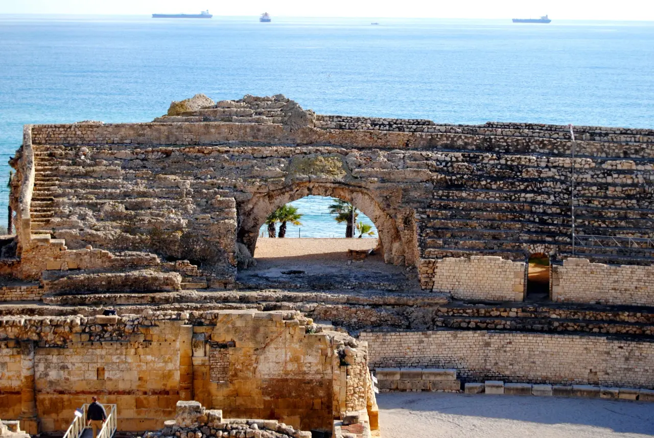 Ein Steinbogen im Tarragona römischen Amphitheater mit dem Mittelmeer darüber hinaus.