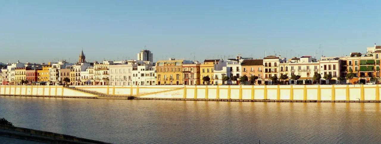 Bunte Calle Betis Flussufergebäude neben dem Guadalquivir in Triana, Seville