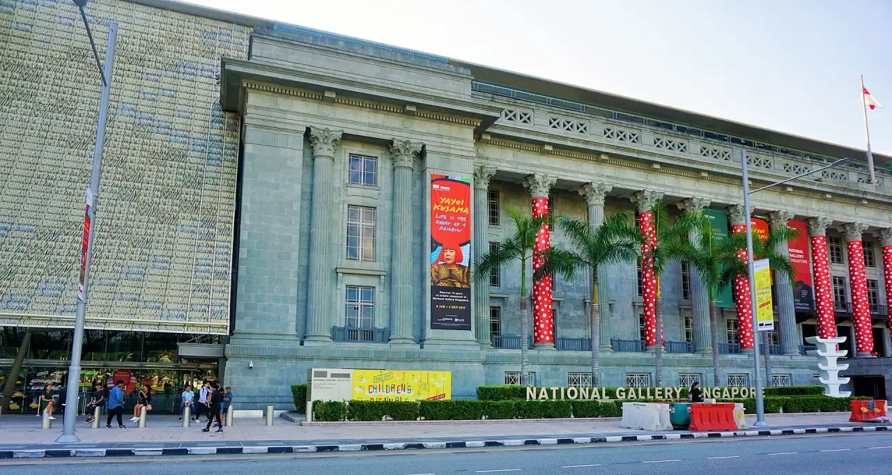 Säulenfassade und Palmen des Rathauses in der National Gallery Singapore