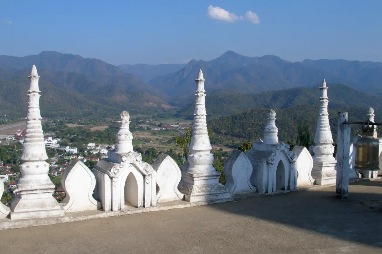 Vista del valle más allá de la terraza blanca del templo Wat Phra That Doi Kong Mu, en Mae Hong Son.