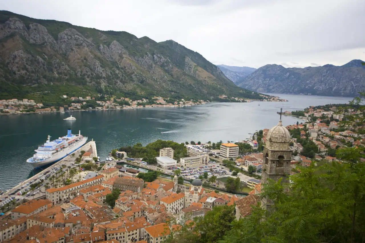 Les toits rouges de Kotor vieille ville et la baie vue de la route de la forteresse à flanc de colline