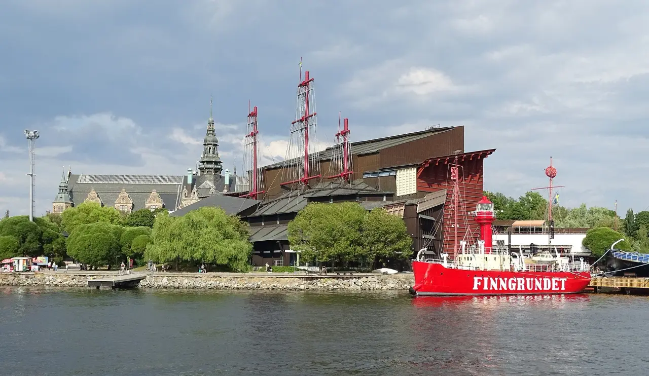 El Vasa Museum y su barco rojo se ensalza junto al Djurgården paseo marítimo en Stockholm