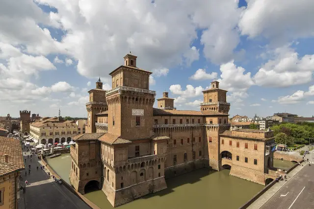 Ferrara on foot: the Este Castle and medieval streets, travel inspiration