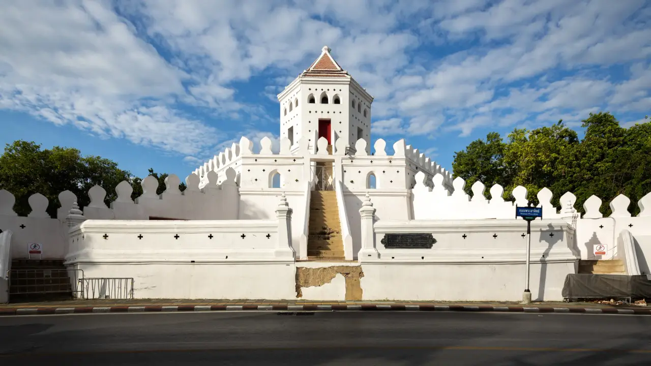 Phra Sumen Fort in Bangkok beneath a bright blue sky