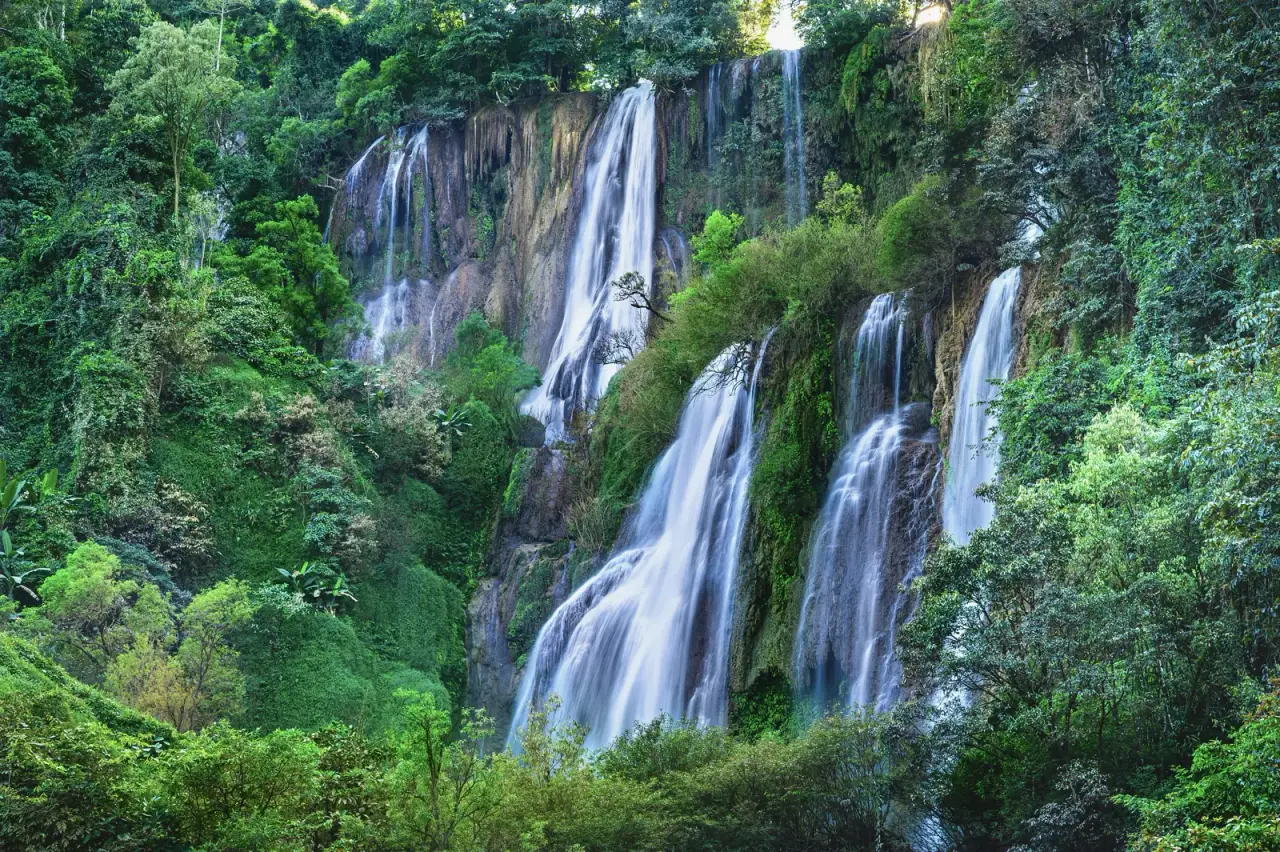 Cascades supérieures de Thi Lo Su Cascade qui coule sur une paroi rocheuse boisée en Umphang Wildlife Sanctuary, Tak.