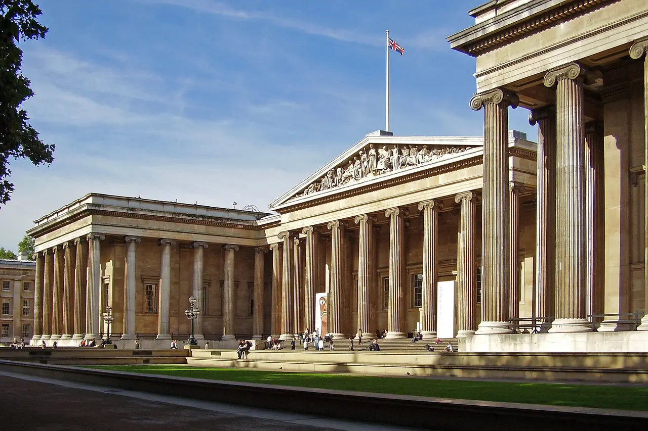 La colonnade du British Museum et le fronton sous un ciel bleu de Londres