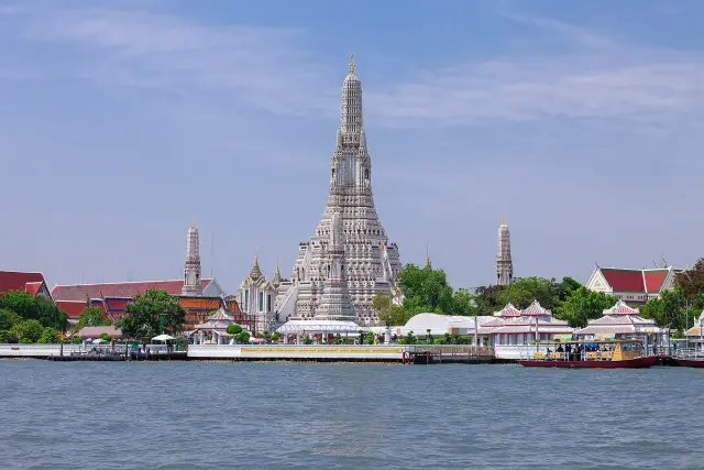 Wat Arun: porcelain details, riverside grounds and a measured temple visit, travel inspiration