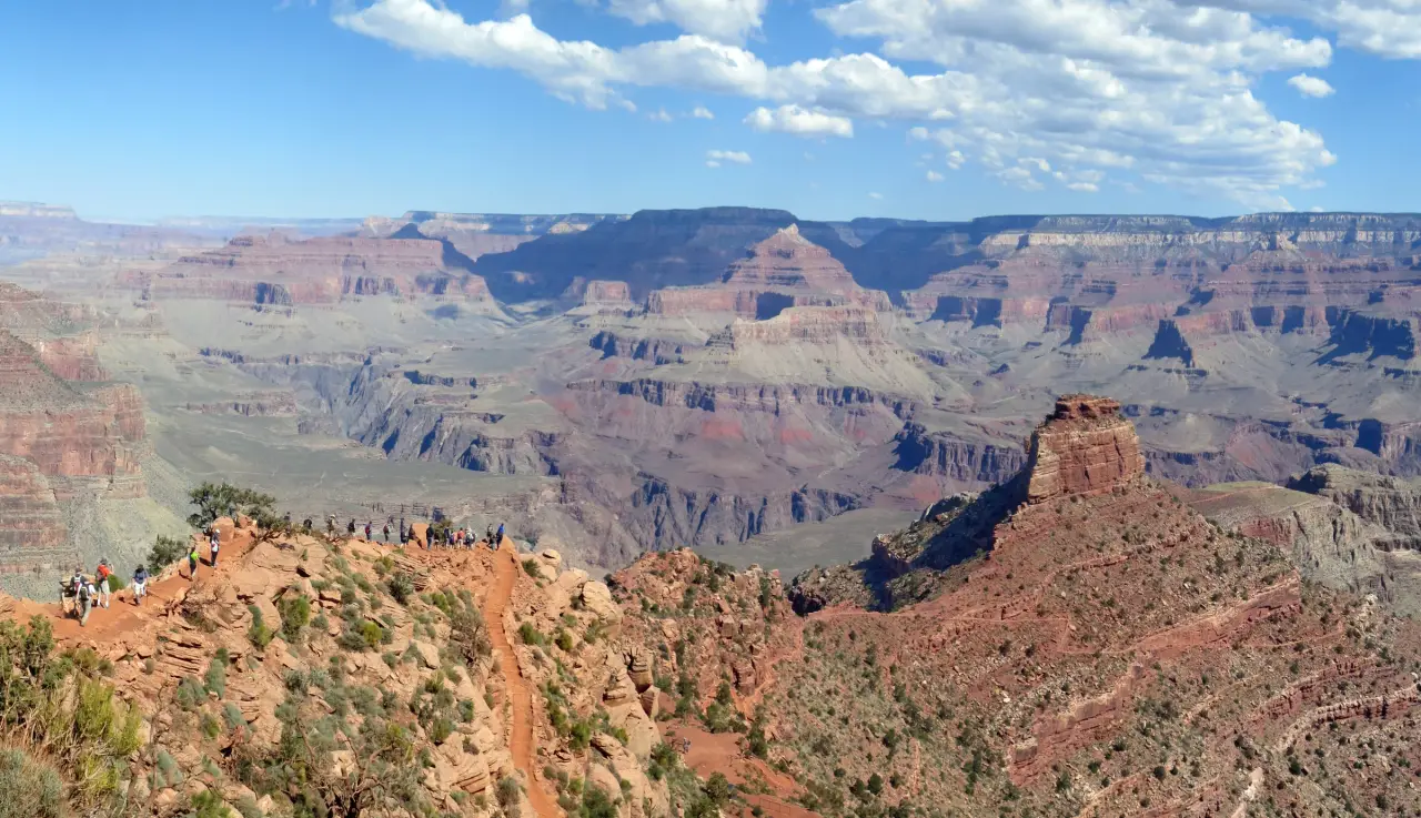 Un grupo de excursionistas guiado por un guardaparques recorre el South Kaibab Trail sobre el Gran Cañón, en Arizona.