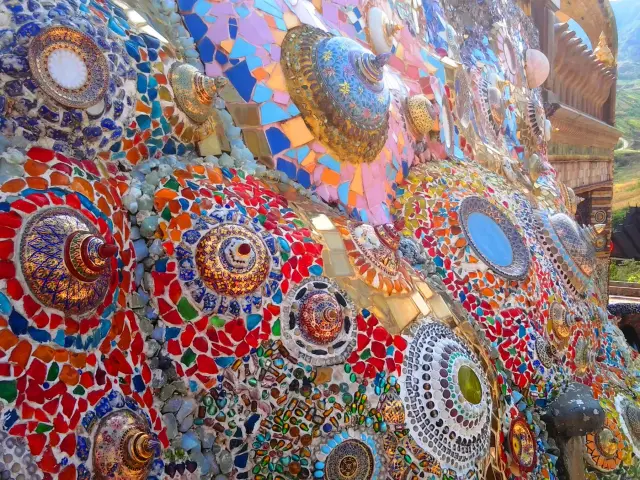 Wat Pha Sorn Kaew: mosaics, Blanco Buddha images y a considered temple visit, travel inspiration