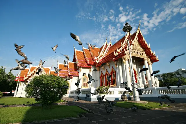 Wat Benchamabophit: marble architecture and the Buddha-image cloister, travel inspiration