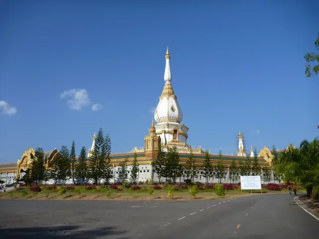 Phra Maha Chedi Chai Mongkhon: a Roi Et temple and its setting, travel inspiration
