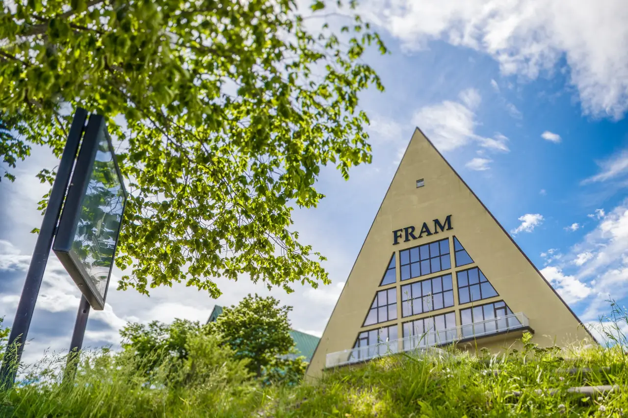Der gelbe dreieckige Giebel des Fram Museum hinter dem Sommergrün auf der Bygdøy-Halbinsel Bygdøy