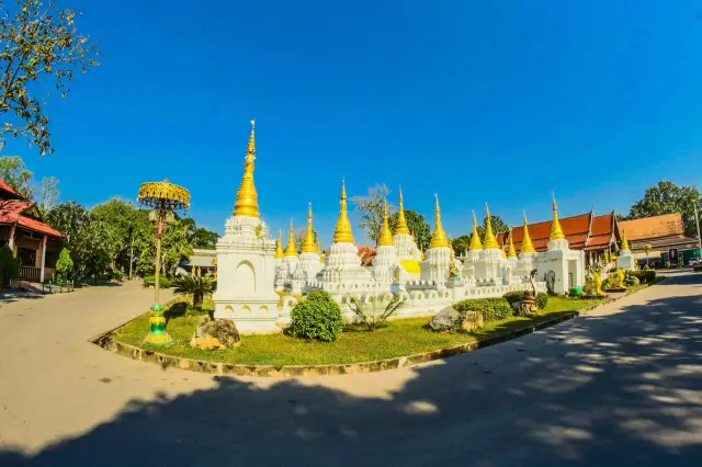 Wat Chedi Sao Lang: white stupas and a Lampang temple visit, travel inspiration