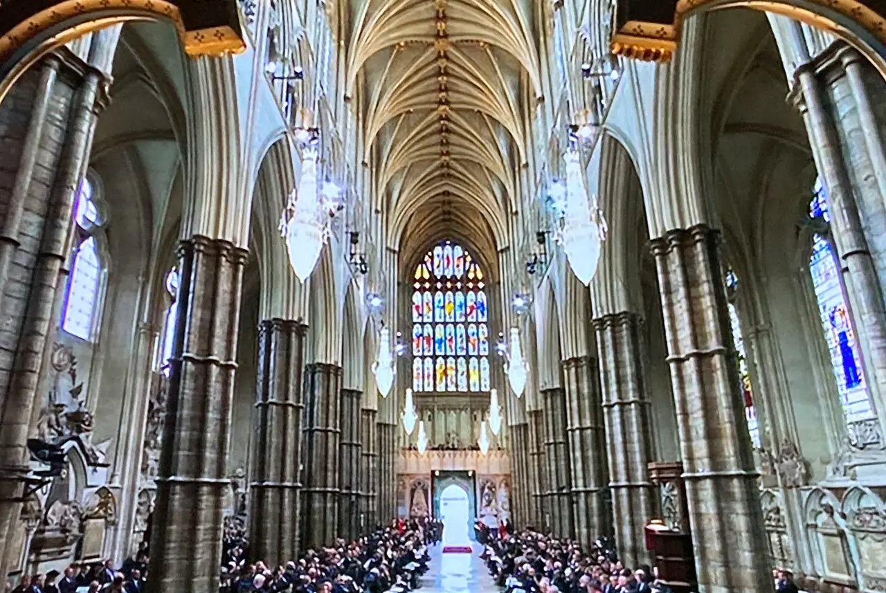 La nef voûtée et les vitraux de l'abbaye de Westminster, à Londres.