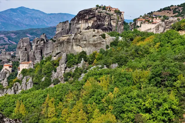 Close each day of a multi-day tour with a useful recap, travel inspiration